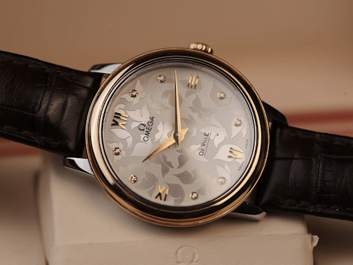 dong-ho-nu-omega-De-Ville-Prestige-Silver-Diamond-Dial-Butterfly.png